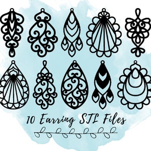Puede incluir: Diez archivos digitales en blanco y negro para cortar pendientes con láser. Los archivos tienen la forma de varios diseños intrincados, incluyendo espirales, corazones y patrones geométricos. El texto "10 Earring STL Files" está escrito debajo de las imágenes.