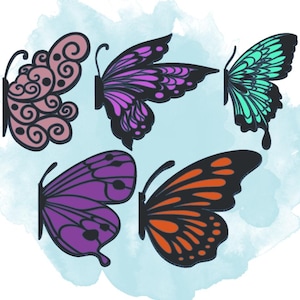 K&ouml;nnte beinhalten: Illustration von f&uuml;nf bunten Schmetterlingen. Die Schmetterlinge weisen verschiedene Fl&uuml;geldesigns und Farbschemata auf, darunter Rosa, Lila, T&uuml;rkis und Orange, vor einem hellblauen Aquarellhintergrund.