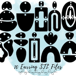 Puede incluir: Diseños de pendientes negros en varias formas geométricas, incluyendo círculos, arcos y rectángulos. La imagen incluye el texto "10 Earring STL Files" en una fuente de estilo manuscrito, con un fondo de acuarela azul claro.