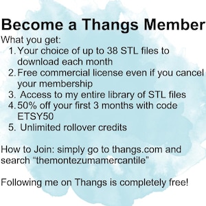 K&ouml;nnte beinhalten: Wei&szlig;es Grafikdesign mit dem Text "Become a Thangs Member" und einer Liste von Vorteilen, einschlie&szlig;lich STL-Dateidownloads, einer kommerziellen Lizenz und dem Zugriff auf eine Bibliothek von Dateien. Der Text befindet sich auf einem hellblauen Aquarellhintergrund.
