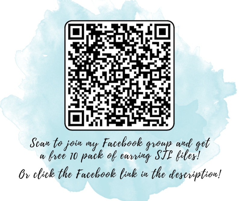 Puede incluir: Un c&oacute;digo QR en blanco y negro sobre un fondo de acuarela azul claro. El texto debajo del c&oacute;digo dice: "&iexcl;Escanea para unirte a mi grupo de Facebook y obtener un paquete gratuito de 10 archivos STL de aretes! &iexcl;O haz clic en el enlace de Facebook en la descripci&oacute;n!"
