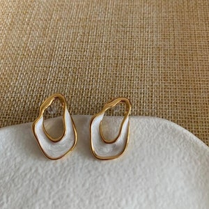 White and gold enamel irregular hoop earrings, white enamel hoops earrings, French style earrings,  chic earrings, chic enamel stud earrings