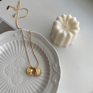Gold shell freshwater pearl pendant necklace, Cute shell necklace, pearl necklace, 18k gold plated shell necklace