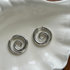 Boucles d'oreilles spirales en argent, boucles d'oreilles en faux calibre, boucles d'oreilles en spirale, boucles d'oreilles en spirale de l'an 2000, boucles d'oreilles en spirale moderne.