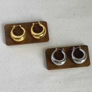 Everyday Hoop Earrings Gold or Silver, Classic Thick Small Hoops, Versatile Chunky Huggie Earrings, Stylish Daily Wear Minimalist Jewelry