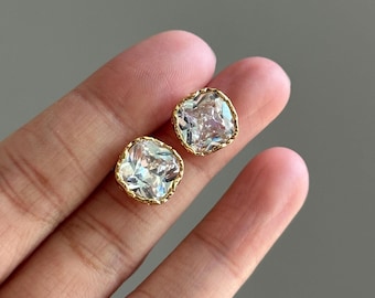 Boucles d'oreilles en zircone dorée, grandes boucles d'oreilles CZ taille coussin de style vintage, clous plaqués or, clous scintillants, boucle d'oreille de tous les jours pour elle
