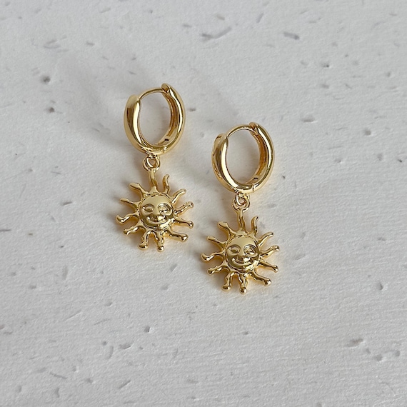 Smiley Sun Dangle Hoop Earrings, Gold Sun Face Hoop Earrings, Retro Celestial Earrings, Sunburst Huggies, Cute Sun Earring, Gift for Her