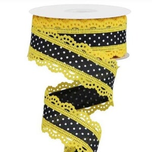 Op de afbeelding: Zwart-gele stippenband met een gele kanten rand.