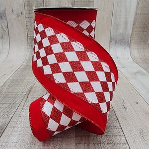 Puede incluir: Cinta roja y blanca a cuadros con purpurina. La cinta tiene un respaldo de terciopelo rojo.