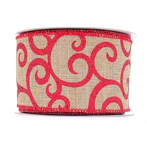 Puede incluir: Un rollo de cinta decorativa con textura de arpillera y un patrón rojo en espiral. La cinta mide aproximadamente 6,35 cm de ancho y está sobre una bobina de plástico transparente. Los bordes de la cinta también son rojos.