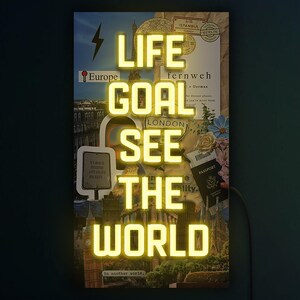 Insegna al neon "Life goal see the world", Insegna al neon "Collage", Insegna al neon "Travel", Stampa artistica con insegna al neon, Decorazione artistica con collage, Decorazione artistica da parete "Travel"