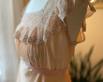 Seda vintage 1920s - 1930s *RARE* Blush Peach pink Pantalones de lencería vintage de dos piezas con ribete de encaje antiguo en *EXCELENTE CONDICIÓN*