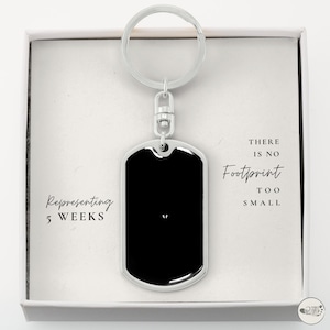 5-wöchiges chemisches Schwangerschaftsgeschenk für Ehemann | Fehlgeburt-Geschenkbox für IVF | Baby-Fußabdruck-Trauergeschenk | Personalisierter Schlüsselanhänger „Vergissmeinnicht“.