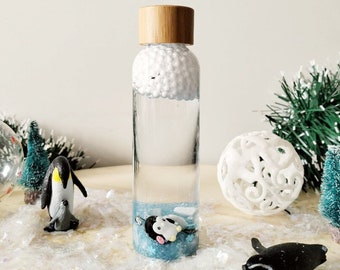 Liquid sensory bottle for the return to calm Pinguino. Explore Mini Polar World. Winter and animal world theme.