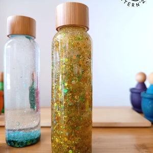 Biodegradable Circles and Glitter Liquid Sensory Bottle Oro y verde