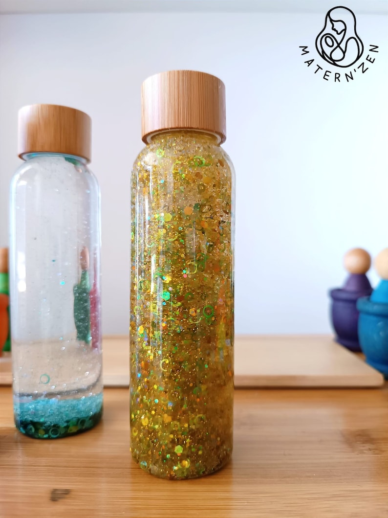 Biodegradable Circles and Glitter Liquid Sensory Bottle Oro y verde