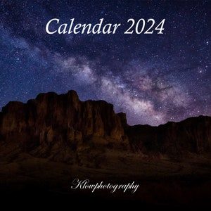 Może przedstawiać: Nocne niebo z widokiem na Drogę Mleczną nad ciemnym pasmem g&oacute;r. Tekst "Calendar 2024" znajduje się w g&oacute;rnej części obrazu. Tekst "Klowphotography" znajduje się w dolnej części obrazu.