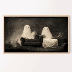 Può includere: Una stampa in tonalità seppia incorniciata con tre figure di fantasmi drappeggiate in lenzuola bianche, sedute su un divano scuro e ornato. L'opera d'arte ha un'estetica vintage, leggermente inquietante, con altre figure sullo sfondo. Il tema è Halloween o decorazioni spettrali.