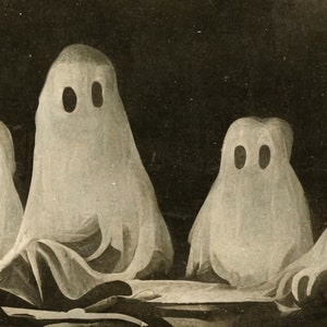 Puede incluir: Imagen sepia de tres figuras de fantasmas sobre un fondo oscuro. Los fantasmas est&aacute;n cubiertos con tela blanca con recortes ovalados para los ojos, d&aacute;ndoles una apariencia cl&aacute;sica de Halloween. La imagen evoca una est&eacute;tica vintage y espeluznante.
