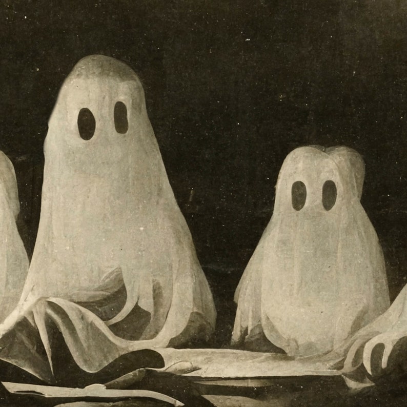 Puede incluir: Imagen sepia de tres figuras de fantasmas sobre un fondo oscuro. Los fantasmas est&aacute;n cubiertos con tela blanca con recortes ovalados para los ojos, d&aacute;ndoles una apariencia cl&aacute;sica de Halloween. La imagen evoca una est&eacute;tica vintage y espeluznante.