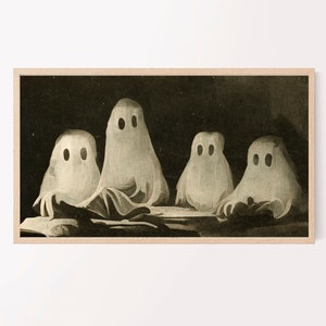 Puede incluir: Una impresi&oacute;n enmarcada en tonos sepia que presenta cuatro figuras de fantasmas blancos con ojos ovalados, reunidas alrededor de una mesa. La obra de arte evoca una est&eacute;tica vintage. Los fantasmas parecen estar interactuando, a&ntilde;adiendo un toque de fantas&iacute;a al tema de Halloween.