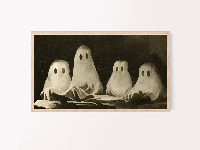 Puede incluir: Una impresi&oacute;n enmarcada en tonos sepia que presenta cuatro figuras de fantasmas blancos con ojos ovalados, reunidas alrededor de una mesa. La obra de arte evoca una est&eacute;tica vintage. Los fantasmas parecen estar interactuando, a&ntilde;adiendo un toque de fantas&iacute;a al tema de Halloween.