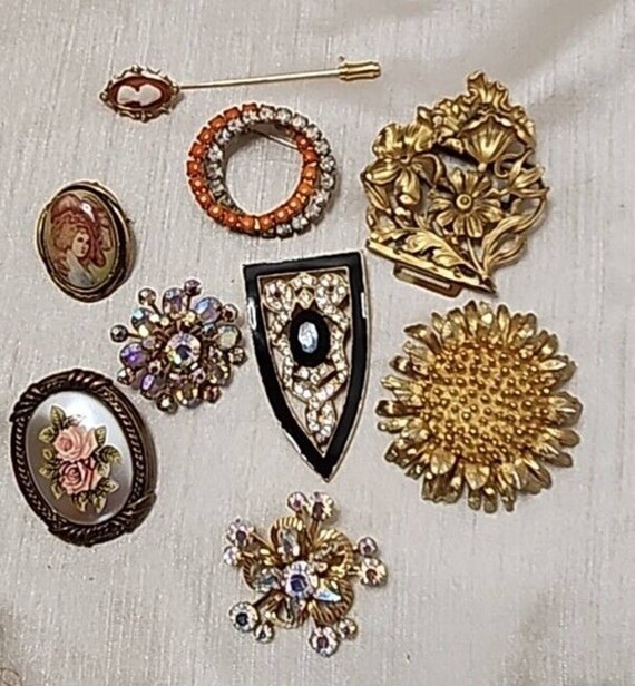 Lot - Vintage costume jewelry lot of 16 figural and floral brooches  including Eisenberg Ice, Wiess, Monty Don, BSK, Vogue, Ora.
