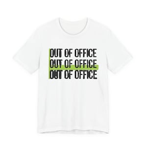Puede incluir: Camiseta blanca con la frase "OUT OF OFFICE" apilada tres veces en negro, con una línea horizontal verde en el medio. La camiseta es de estilo cuello redondo.