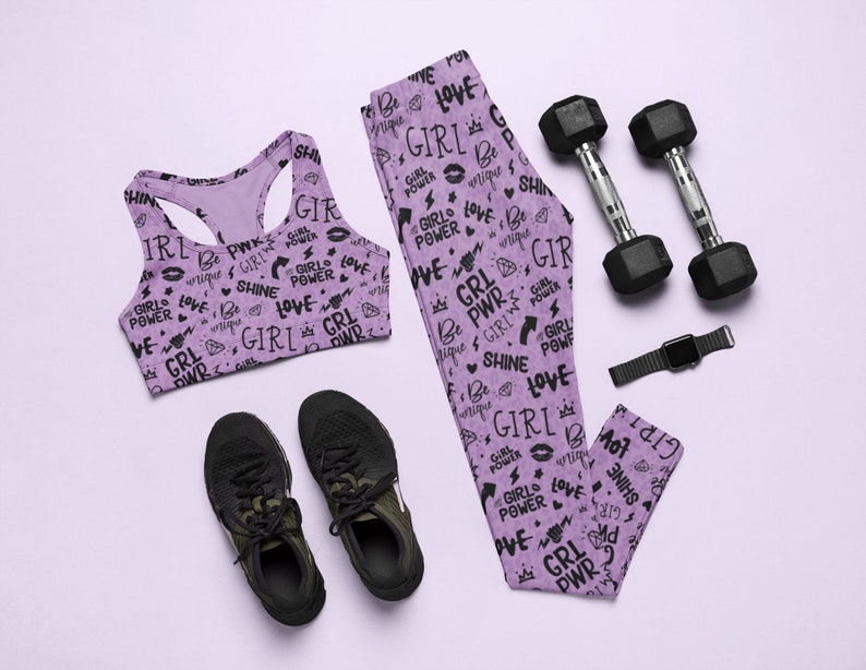 Soutien-gorge de sport violet Girl Power Shadow imprimé léopard motivant avec dos nageur avec design original unique en son genre, encolure dégagée qui évacue l'humidité image 6