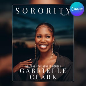Könnte beinhalten: Eine digitale Grafik mit einer lächelnden Person, die goldene Ohrringe und eine Halskette trägt, mit dem Text SORORITY FALL 2026 WELCOMES THE NEWEST MEMBER GABRIELLE CLARK. Das Design hat einen dunklen Hintergrund und einen weißen Rahmen.