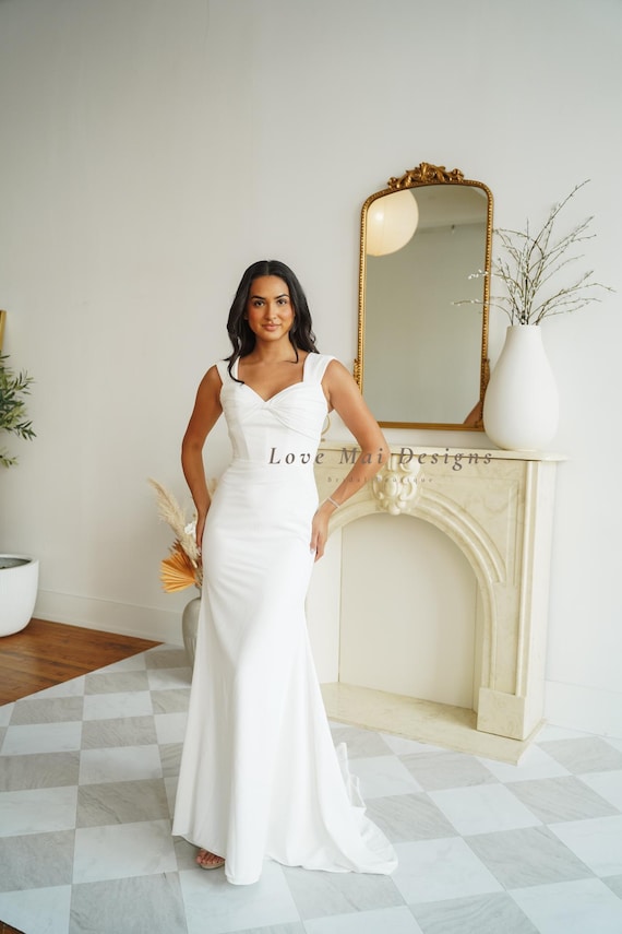 Fitted Crepe Wedding Dress: Sweetheart Neckline, Modern Minimalist Bridal  Gown - Etsy