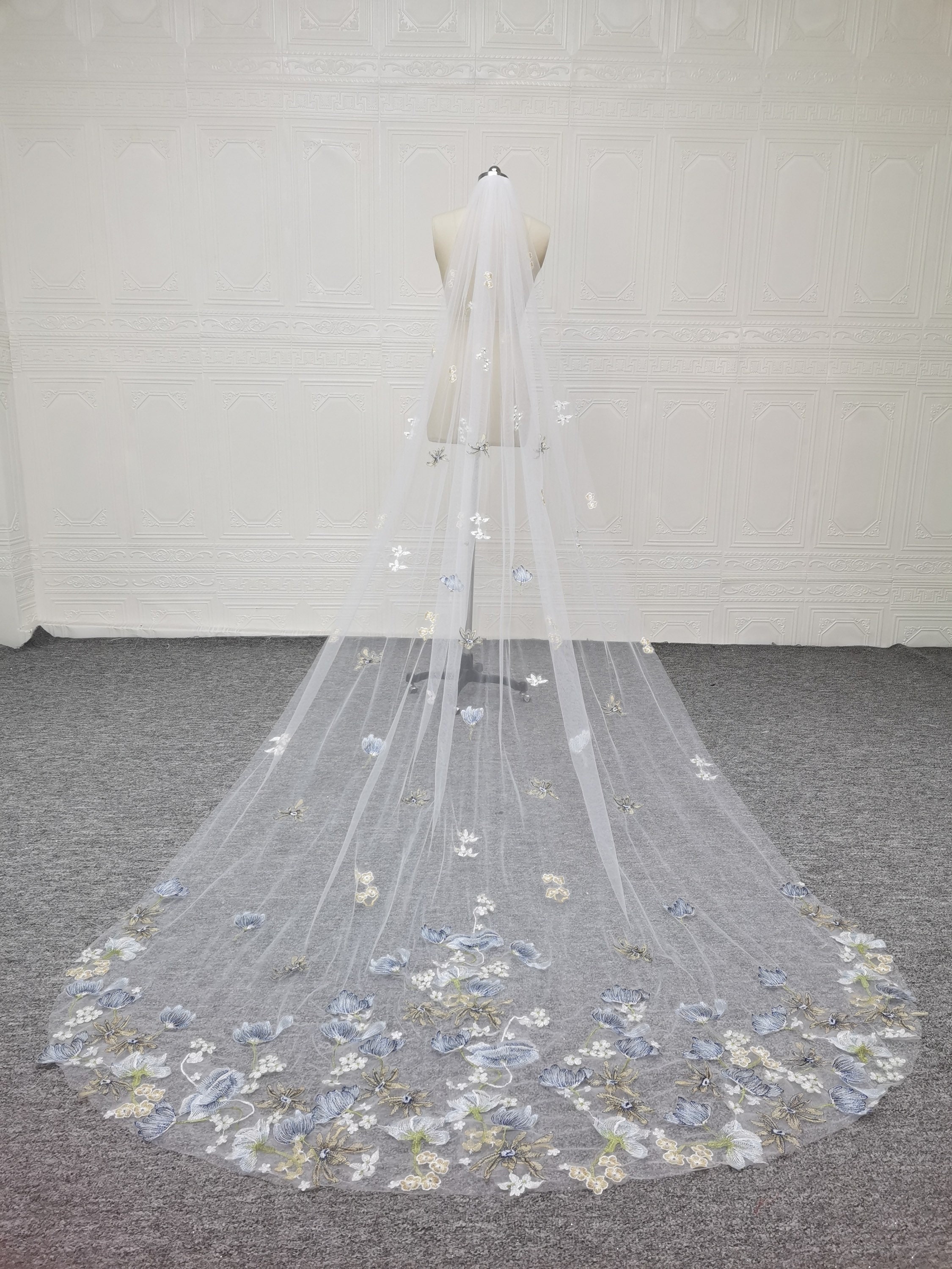 Botanical beaded 3D flower veil in Ivory –