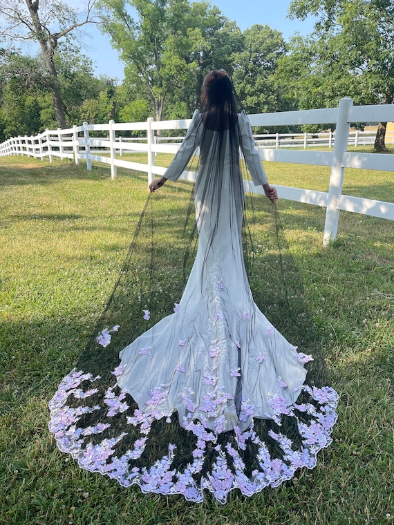 ブラックブライダルベール：ラベンダーの花の刺繍、ユニークな