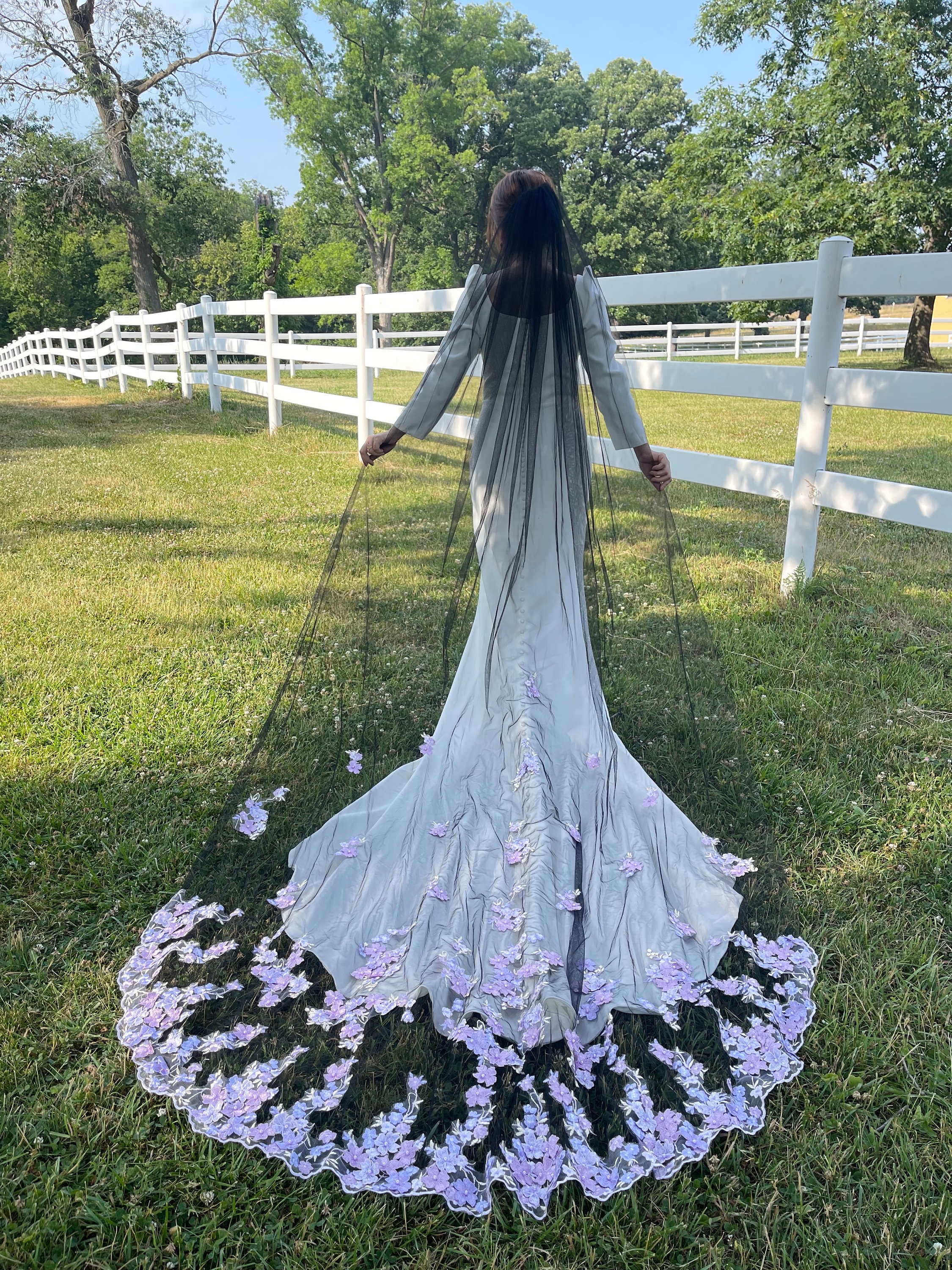 ブラックブライダルベール：ラベンダーの花の刺繍、ユニークな