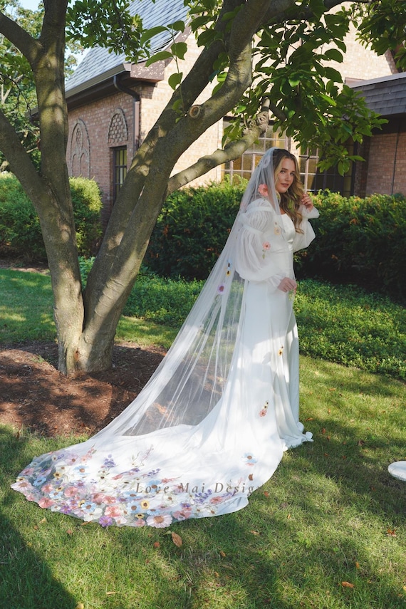 Colorful Floral Embroidered Wedding Veil With Flower Lace  display picture 2