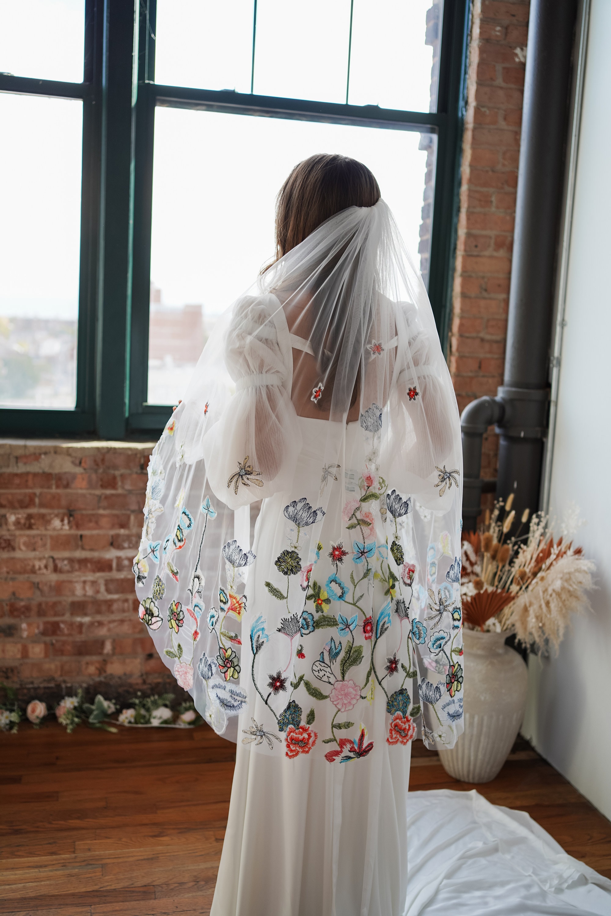 花の刺繍ブライダルベール：カラフルな野花のウェディング