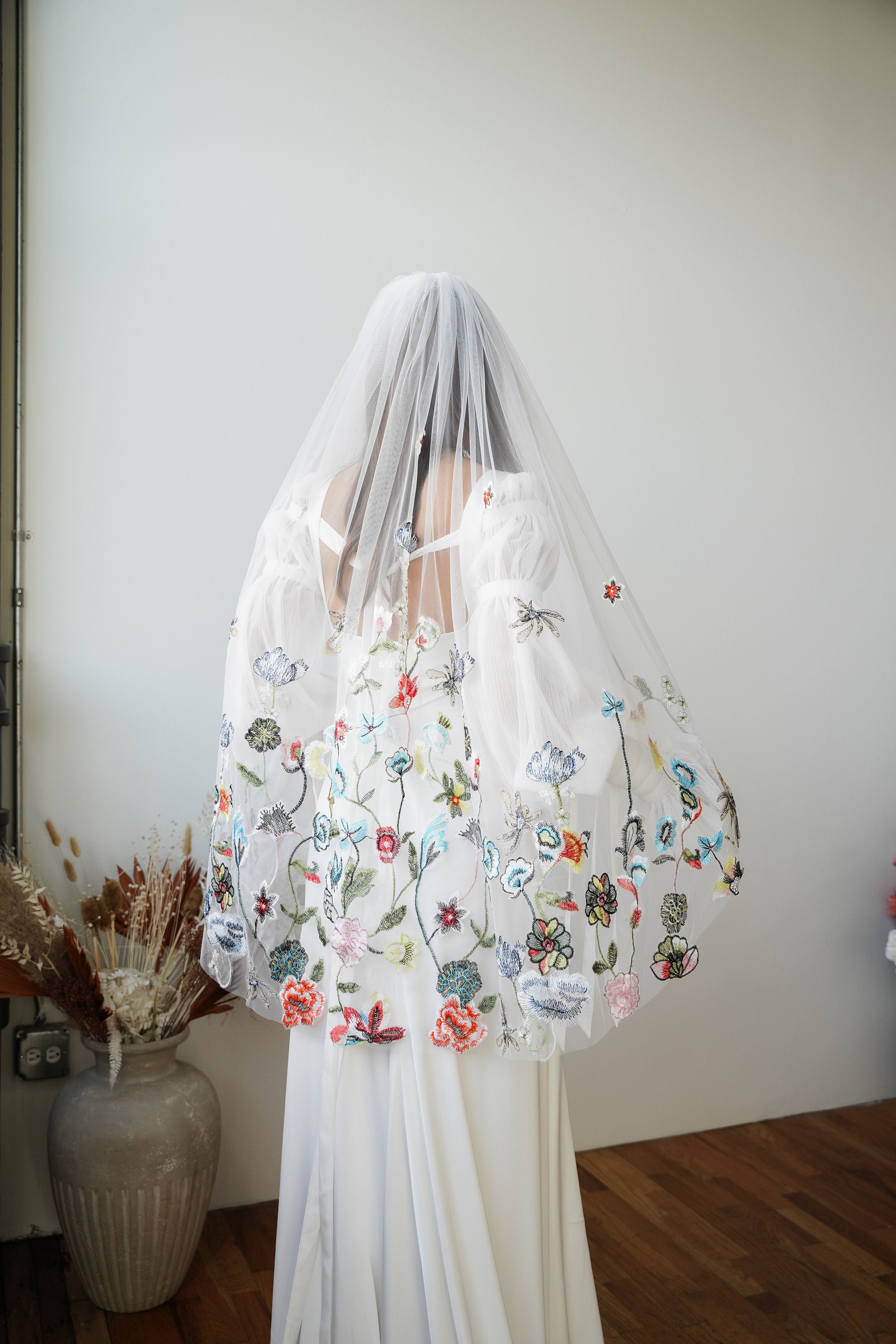 花の刺繍ブライダルベール：カラフルな野花のウェディング