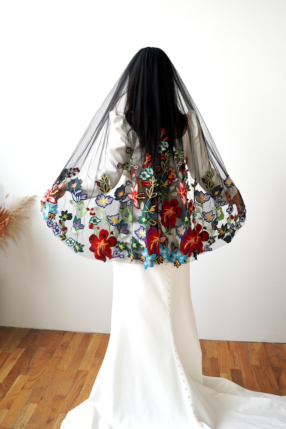 ブラックチュールウェディングベール：カラフルな花の刺繍