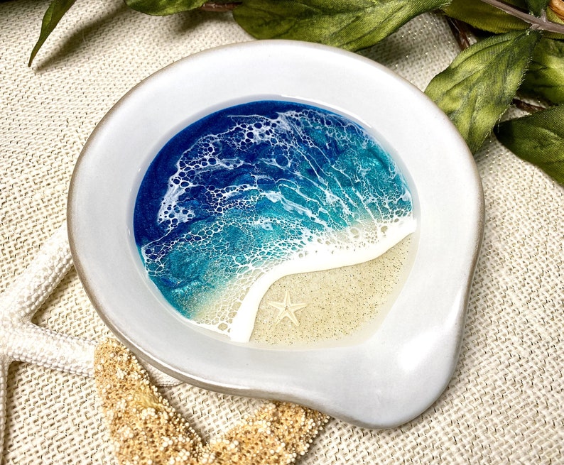 Coastal Ceramic Spoon Rest, Beach Inspired Utensil Rest, Ocean Ladle Holder, Sunset Tropical Island Hawaii Epoxy Resin Wave, Starfish Turtle Bild 8