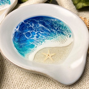 Coastal Ceramic Spoon Rest, Beach Inspired Utensil Rest, Ocean Ladle Holder, Sunset Tropical Island Hawaii Epoxy Resin Wave, Starfish Turtle Bild 1