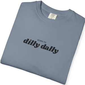Born to Dilly Dally T-shirt | Rolig grafisk t-shirt, Y2K-humor, Millennial, komfortfärger