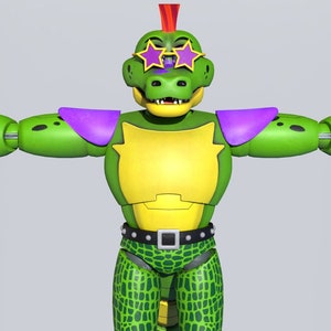 Puede incluir: Un cocodrilo robótico verde que lleva una armadura morada y amarilla, gafas de sol y un mohicano. El cocodrilo tiene un cinturón con tachuelas y está de pie con los brazos extendidos.