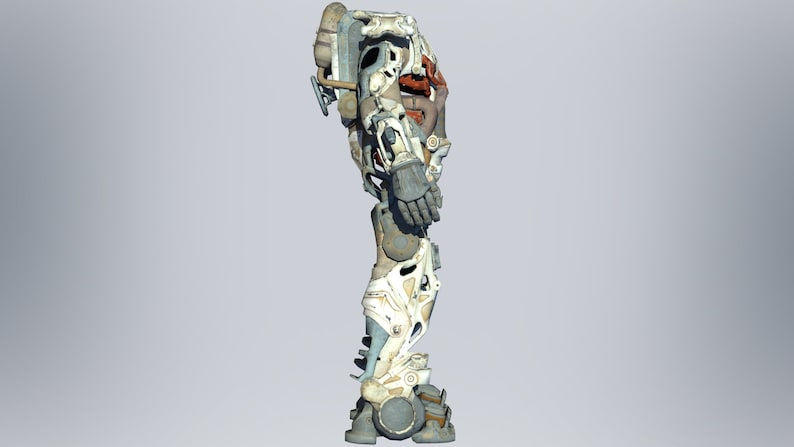 K&ouml;nnte beinhalten: Eine wei&szlig;e, blaue und braune Roboterfigur mit einem gro&szlig;en Rucksack und R&auml;dern an den F&uuml;&szlig;en. Die Figur steht auf einem grauen Hintergrund.