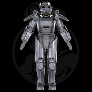 Puede incluir: Un traje de armadura completa de color gris metálico que presenta un casco con una placa frontal circular, hombreras, placas articuladas en brazos y piernas, y una pieza pectoral. El traje tiene un diseño mecánico con juntas visibles.