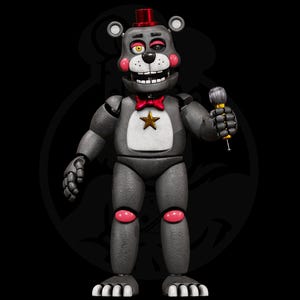 Pode incluir: Uma figura de urso animatrônico cinza com uma cartola vermelha, gravata borboleta vermelha e círculos vermelhos nas bochechas. O urso tem uma mancha branca no peito com uma estrela dourada, um olho amarelo, um olho rosa e segura um microfone prateado.