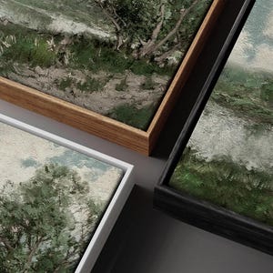 K&ouml;nnte beinhalten: Drei gerahmte Landschaftsbilder mit verschiedenen Rahmenfarben. Die Bilder sind alle in einem &auml;hnlichen Stil gehalten, mit einem gr&uuml;n-wei&szlig;en Farbschema und einer Pinselstrichtextur. Die Rahmen sind aus dunklem Holz, hellem Holz und wei&szlig;em Holz.