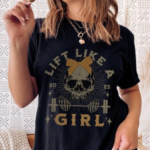 Sollevare come una maglietta da ragazza, camicia con teschio e bilanciere per ragazza sollevatrice di pesi, coperchio della pompa per ratto da palestra, regalo per ragazza con bilanciere, top ragazza forte