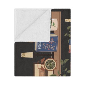 Puede incluir: Una estanter&iacute;a con un libro azul titulado "Poetry", una vela, un reloj, un marco de fotos y una planta en maceta. La estanter&iacute;a est&aacute; decorada con un patr&oacute;n floral.
