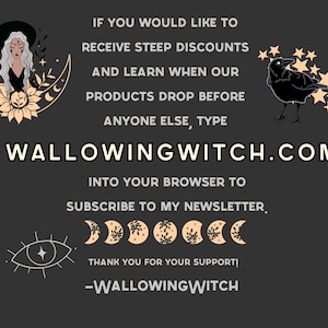 K&ouml;nnte beinhalten: Eine Schwarzwei&szlig;illustration einer Hexe mit einer zunehmenden Mondsichel und Sternen. Der Text "WALLOWINGWITCH.COM" befindet sich in der Mitte des Bildes. Der Text "IF YOU WOULD LIKE TO RECEIVE STEEP DISCOUNTS AND LEARN WHEN OUR PRODUCTS DROP BEFORE ANYONE ELSE, TYPE" befindet sich &uuml;ber der Website-Adresse. Der Text "INTO YOUR BROWSER TO SUBSCRIBE TO MY NEWSLETTER." befindet sich unter der Website-Adresse. Der Text "THANK YOU FOR YOUR SUPPORT! -WALLOWINGWITCH" befindet sich am unteren Rand des Bildes.