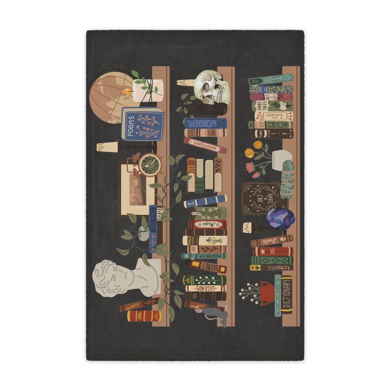 Puede incluir: Una ilustraci&oacute;n en blanco y negro de una estanter&iacute;a llena de libros, una calavera, un globo terr&aacute;queo, velas y otros elementos decorativos. Los libros tienen t&iacute;tulos como "WONDER", "POEMS", "LEGENDS" y "DICTIONARY".